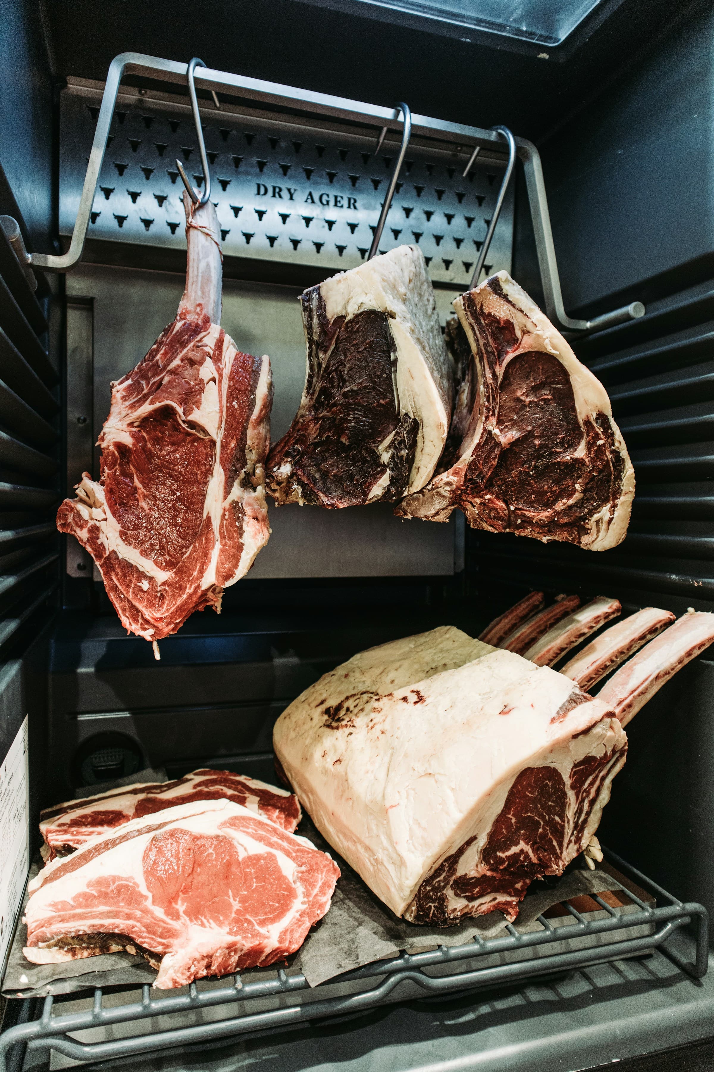 Reifendes Fleisch im Schrank — Spezialitäten der Metzgerei Eschenwecker in Vilseck