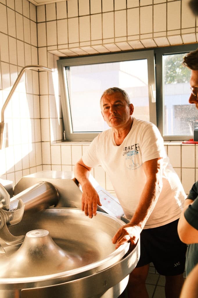 Franz Eschenwecker an der Kuttermaschine in der Wurstküche der Metzgerei Eschenwecker in Vilseck