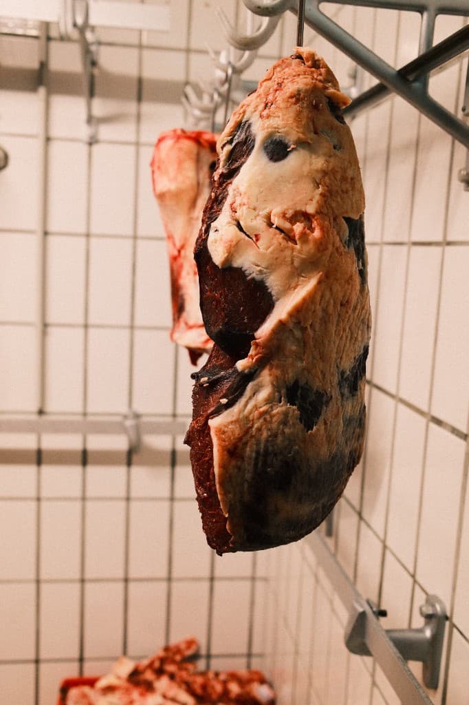 Reifendes Fleisch im Kühlraum der Metzgerei Eschenwecker in Vilseck
